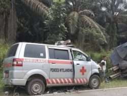Ambulan Desa Tabrak Truk Parkir
