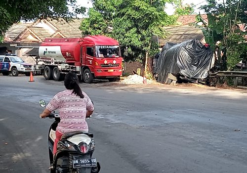 Sopir Mengantuk, Truk Tangki Pertamina Hantam Pagar Pembatas Jalan 