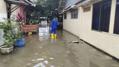 Air Laut Pasang Genangi Mako Polairud dan Rumah Warga