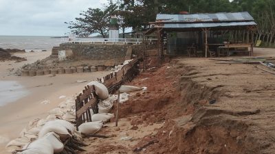 Masih Rampungkan Pemasangan Tanggul di Pantai Batu Berani