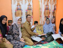 Kades Sekar Biru Bagikan AL-Qur’an ke Guru Ngaji