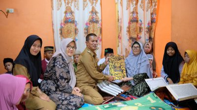 Kades Sekar Biru Bagikan AL-Qur’an ke Guru Ngaji