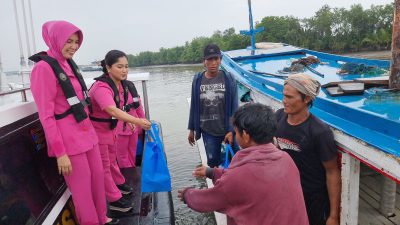 Bhayangkari Polairud Datangi Nelayan
