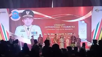 Maulan Aklil Menerima Penghargaan Upakarti Artheswara Tinarbuka