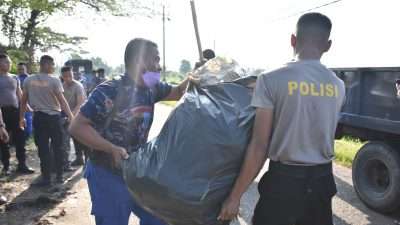Polisi Bersih-bersih Sampah di Simpang TPI