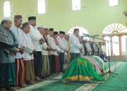 Penjabat Gubernur Safrizal Ikut Salatkan Jenazah Ayahanda Atok Kulop