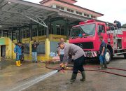 Pasca Banjir, Polisi Bantu Bersihkan Lumpur di Rumah Warga