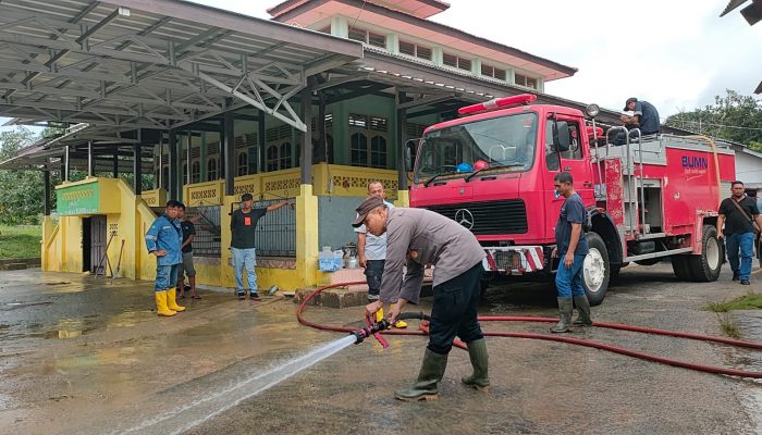 Pasca Banjir, Polisi Bantu Bersihkan Lumpur di Rumah Warga
