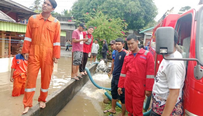 Personel Gabungan Siaga di Lokasi Tergenang