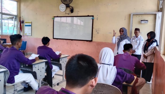 Lusje Tinjau Pelaksanaan Ujian Nasional di SMP Negeri 6