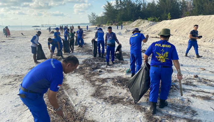 Polairud Turun Bersihkan Sampah di Muara Air Kantung