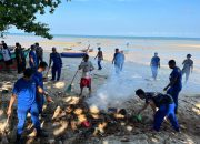 Polairud Sapu Bersih Sampah di Pantai Tembelok