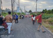 Protes Warga Rawabangun, Acak-acak Sampah Hingga Berhamburan di Jalan