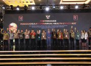 Wapres Serahkan Penghargaan UHC Awards