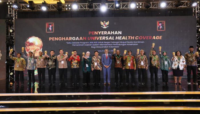 Wapres Serahkan Penghargaan UHC Awards