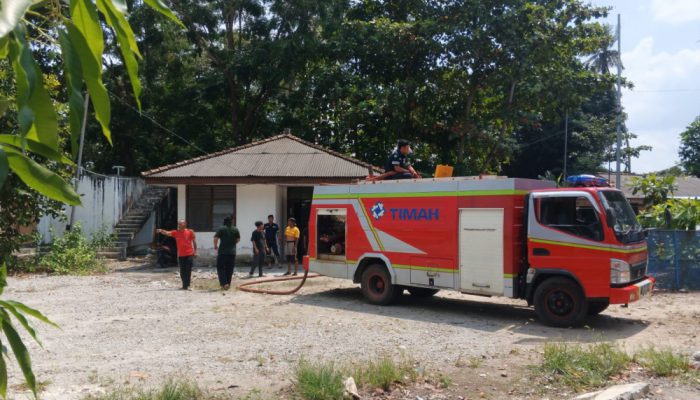 Bantu Padamkan Kebakaran di Ruang Tunggu Pelabuhan