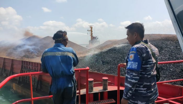 Api di Tongkang BC Ocean Perkasa Berhasil Dipadamkan