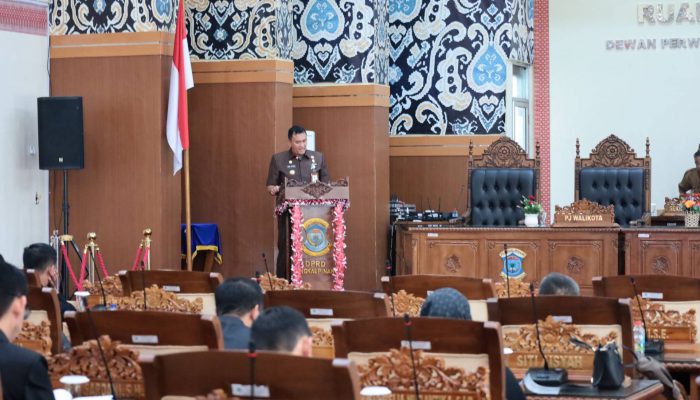 Budi Utama Tanggapi Pandangan Umum Fraksi-fraksi Terkait 3 Raperda