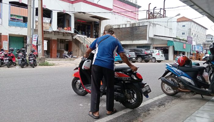 Kisah Sam, Puluhan Tahun Jadi Juru Parkir, Tak Sengaja Bertemu Sepupu