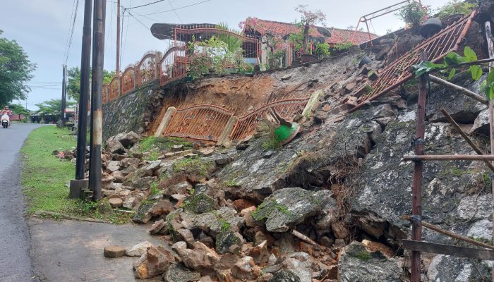 Pagar Rumah di Tebing Salam Ambruk