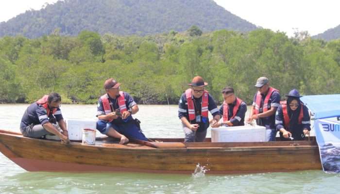 Lepas Bibit Kepiting di Perairan Kundur dan Karimun