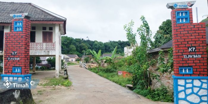PT Timah Bangun Gapura Untuk Warga Tanjung Pakdan