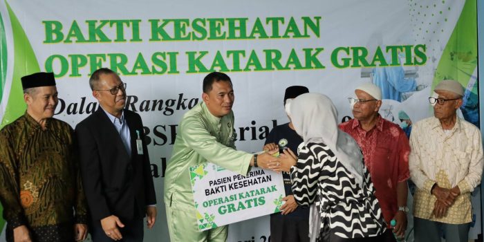 Budi Buka Acara Operasi Katarak