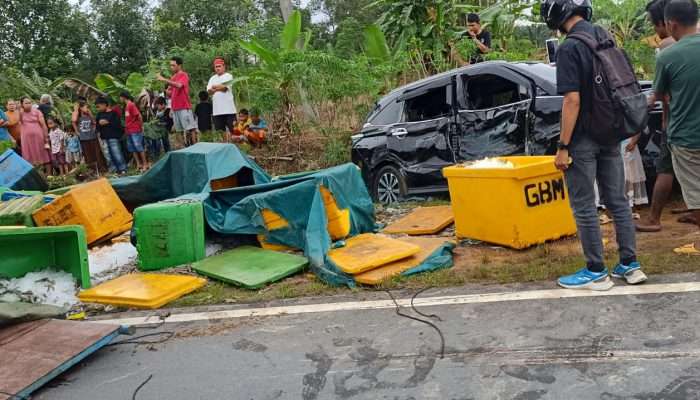 Truk Muatan Udang Terguling