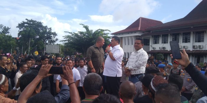 Demo Tuntut Hak Plasma 20 Persen