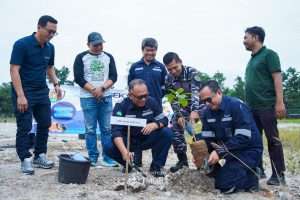 Gotong Royong dan Penanaman 500 Bibit Pohon Buah