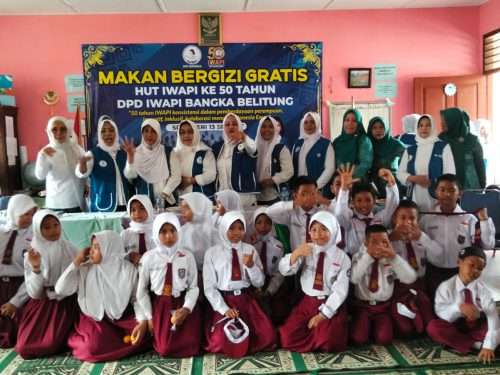 Peringati HUT ke-50, DPC IWAPI Bangka Gelar Program Makan Bergizi Gratis di SDN 13 Parit Pekir