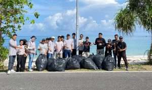 Honda Babel Bersih-bersih Sampah di Pantai Tanjung Tinggi