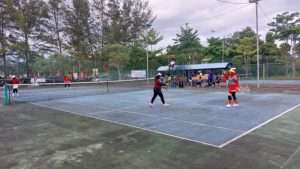 Debby Tutup Turnamen Tenis Korpri