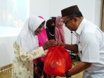 Ikatan Istri Karyawan Timah Bagikan Ratusan Paket Sembako dan Takjil