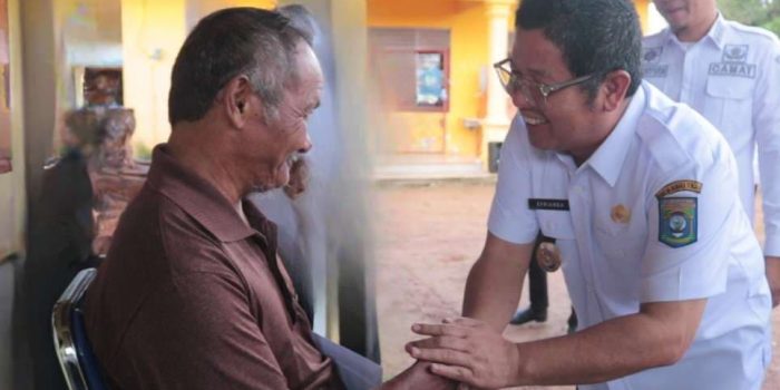 Wabup Salurkan BLT di Kecamatan Namang