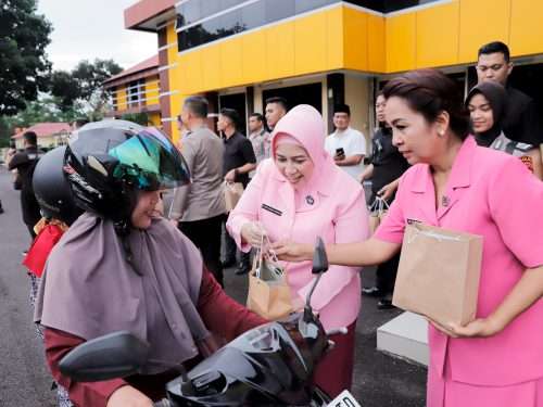 Pengurus Bhayangkari Bagikan Takjil di Halaman Mapolda