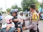 Bersama Baznas, Polres Bateng Bagikan Ratusan Paket Takjil