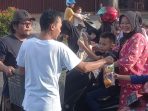 Jurnalis Basel Bagikan Takjil Kepada Masyarakat