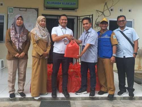 PT Timah Serahkan Bantuan Makanan Untuk Warga Terdampak Banjir