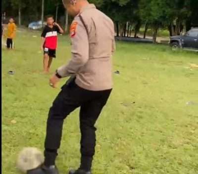 Pradana Main Sepakbola Bersama Anak-anak Mentok