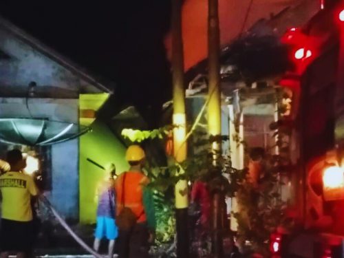 Rumah Sekaligus Toko Kelontong Terbakar