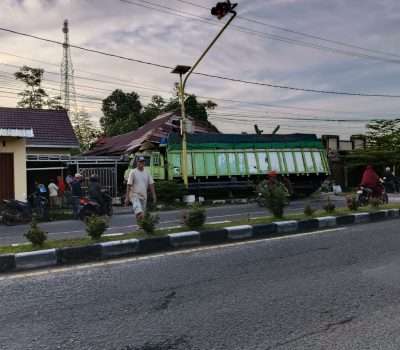 Truk Tabrak Rumah Warga di Tikungan Maut Imam Bonjol
