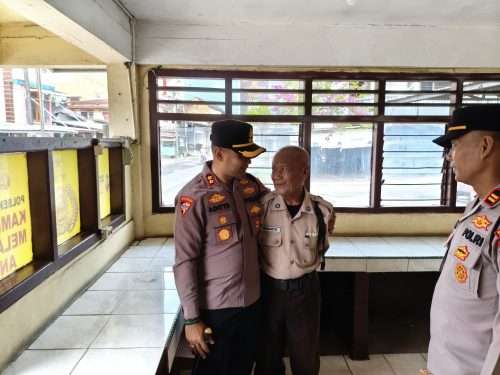 Kapolres Peluk Sunaryo, Satpam Tertua di Pasar Mentok