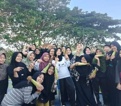Siswa Pemali Boarding School Panen Jagung