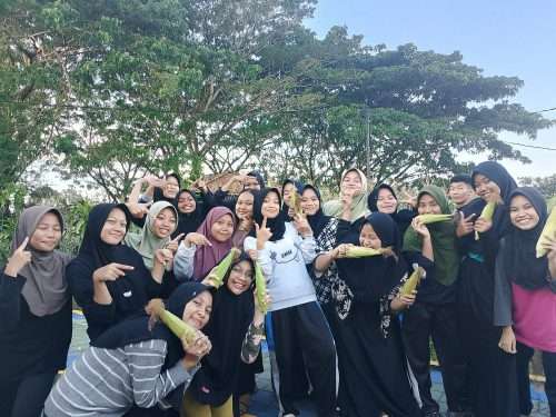 Siswa Pemali Boarding School Panen Jagung