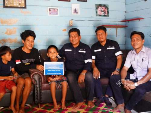 PT Timah Serahkan Bantuan Biaya Berobat Untuk Warga Bangka Selatan