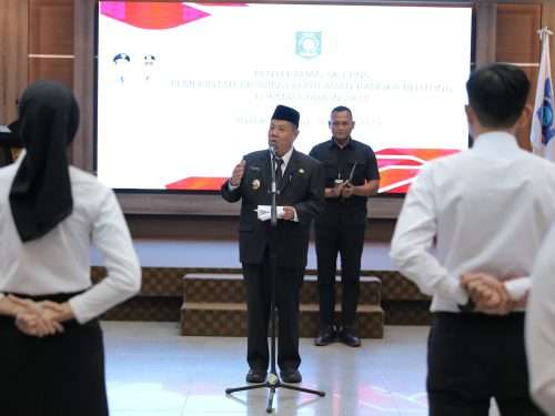 Pesan Gubernur Saat Menyerahkan SK Pengangkatan Kepada 38 PNS