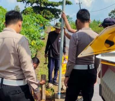 Pasang Rambu Peringatan di Titik Rawan Kecelakaan