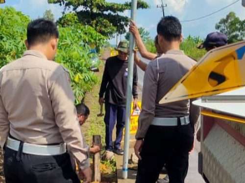 Pasang Rambu Peringatan di Titik Rawan Kecelakaan