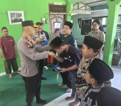 Kapolda Kunjungi 2 Panti Asuhan Di Pangkalpinang, Bagikan Al-Quran